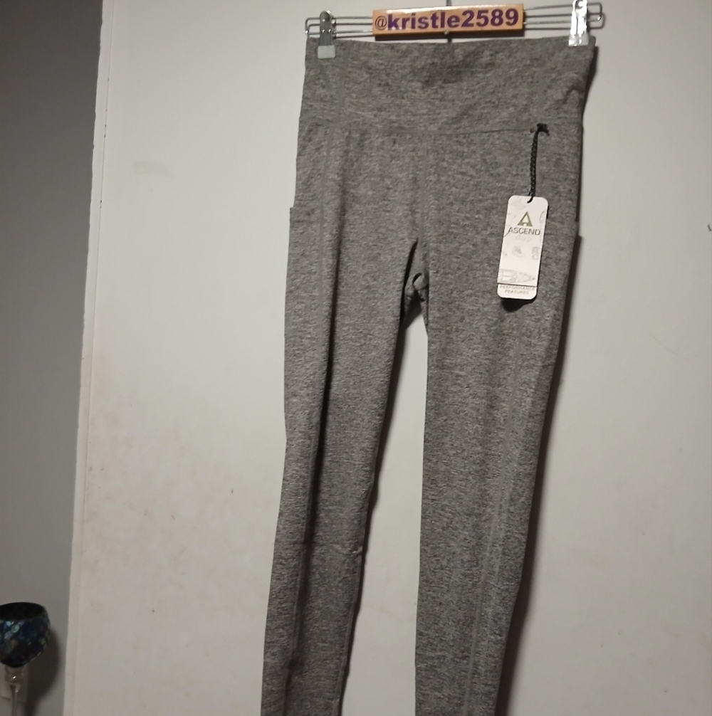 Ascend Brand  Ladies Gray Leggins. Size Med. NWT